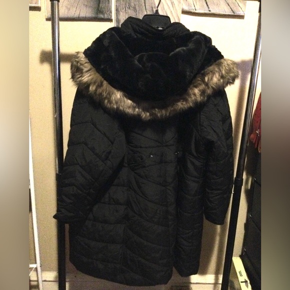 Black long coat with fur in and around the hood - Picture 4 of 5